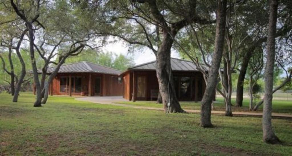 Live Oaks Bed And Breakfast Ювалде Екстериор снимка