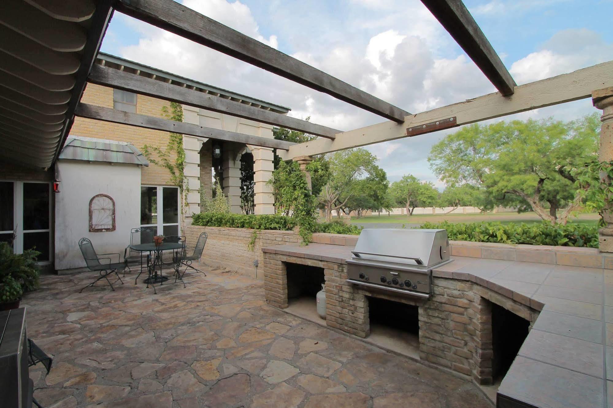Live Oaks Bed And Breakfast Ювалде Екстериор снимка