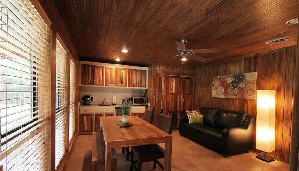 Live Oaks Bed And Breakfast Ювалде Екстериор снимка